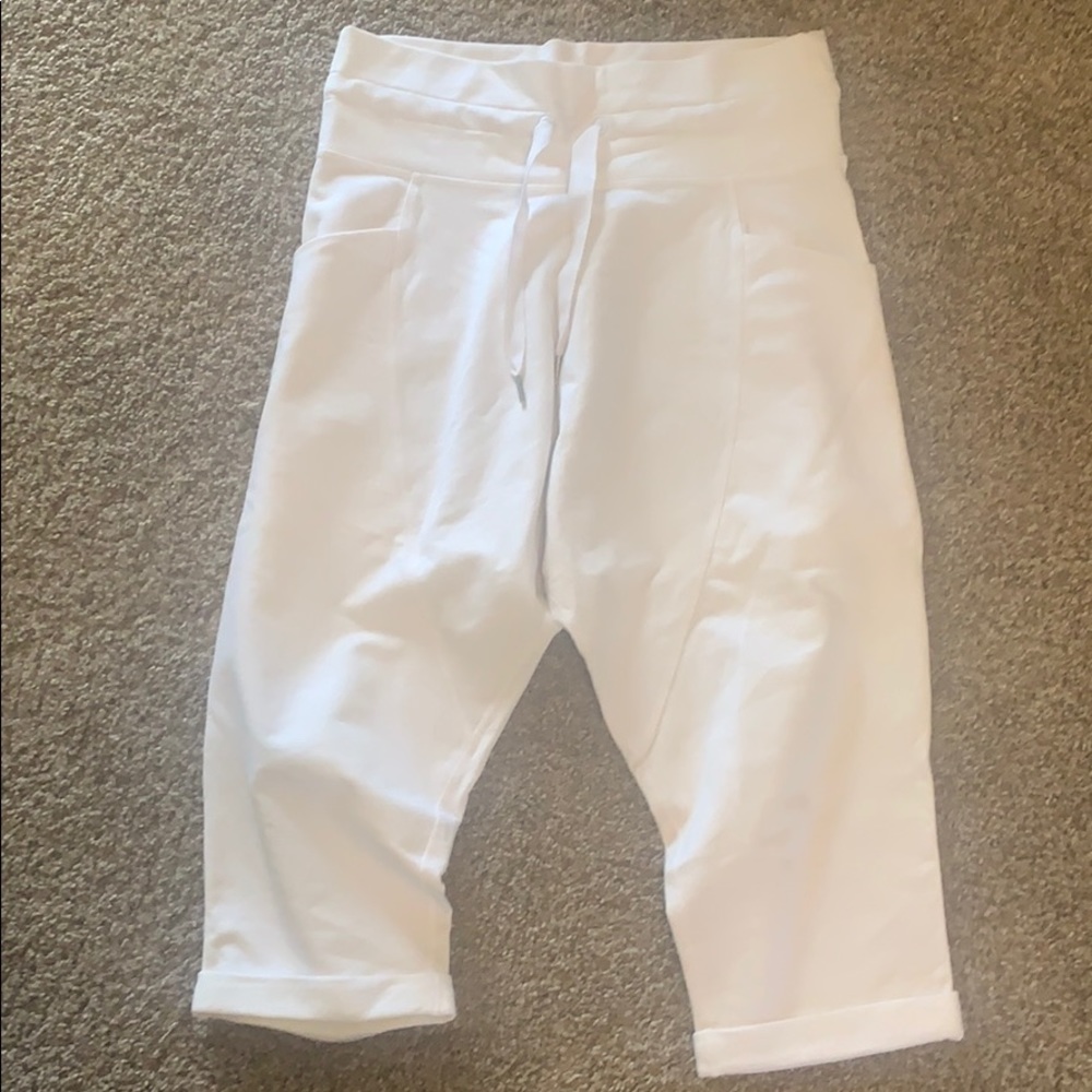 Lululemon liberty crop harem shorts, white size 8
